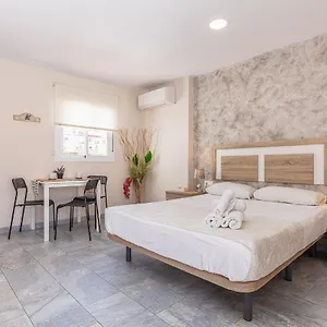 https://apartamentos-lola-beach.1costadelsol.com